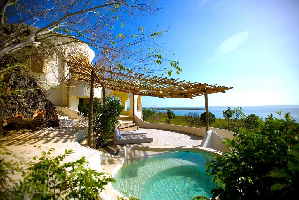 Pool-Pavillon mit Gartenblick