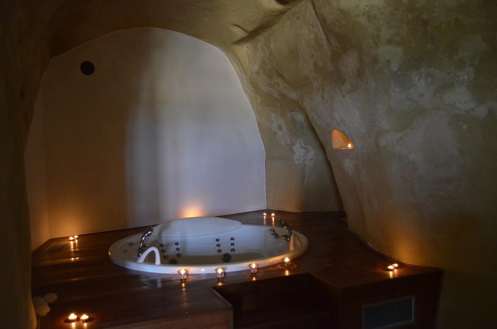 Quarto com Cama King-size e Banheira de Hidromassagem