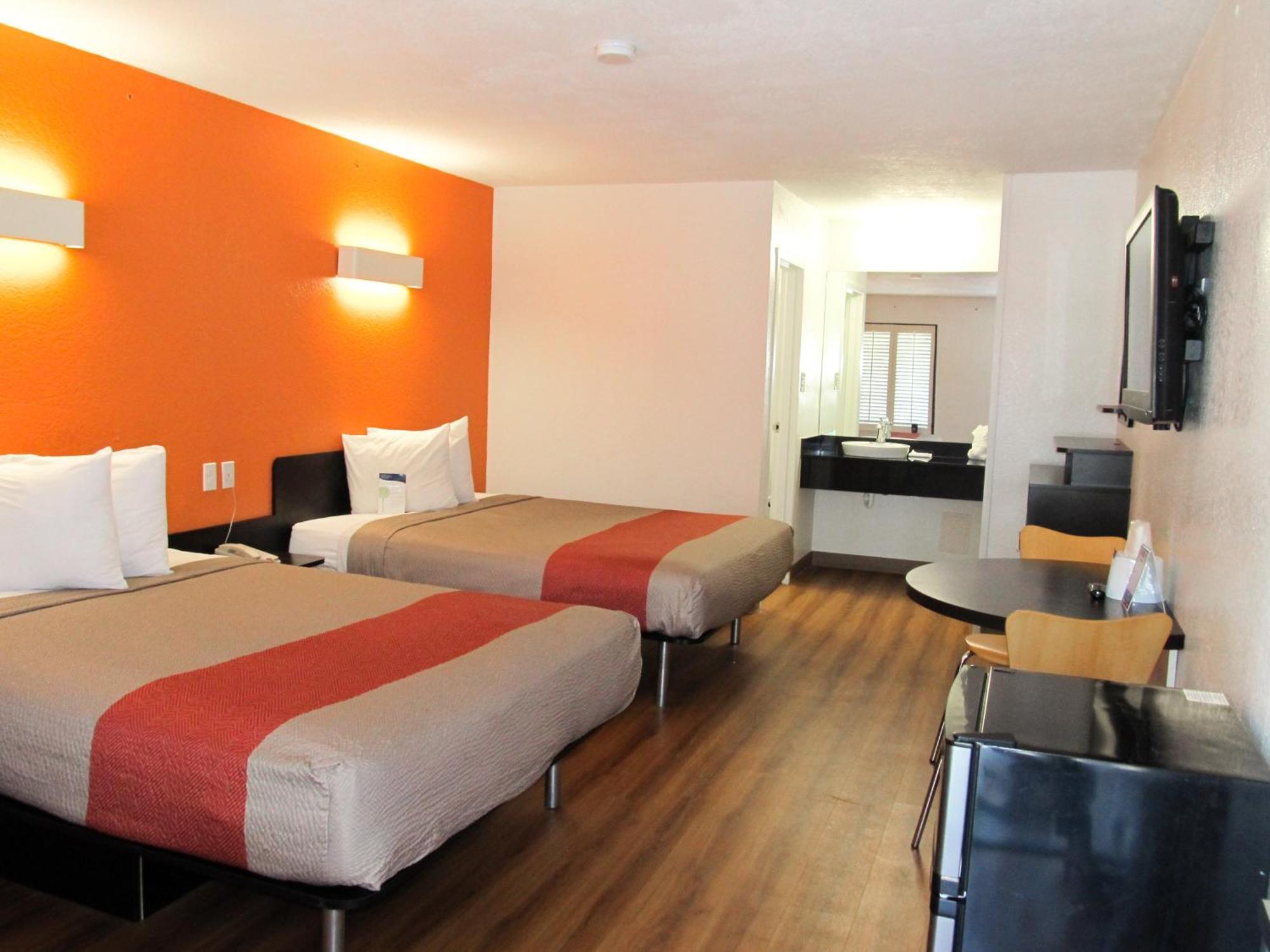 Habitación con ducha accesible en silla de ruedas - 2 camas grandes - Adaptada para personas con movilidad reducida