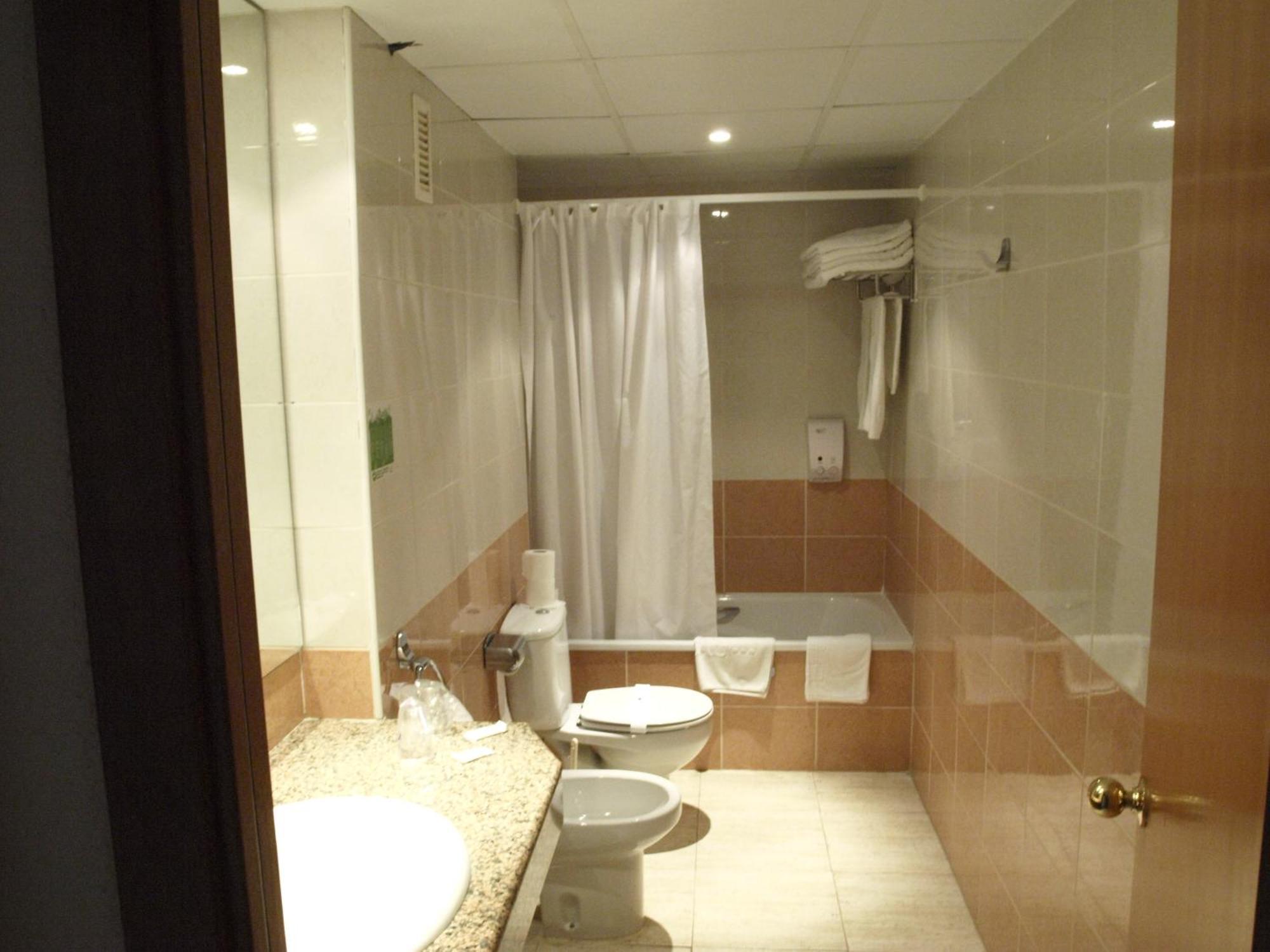 Chambre Triple - Vue sur Piscine (2 Adultes + 1 Enfant)
