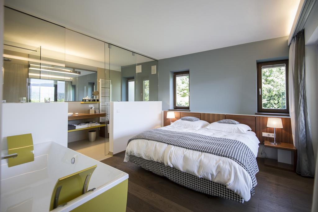 Suite with Lake View,389796591:JPEG