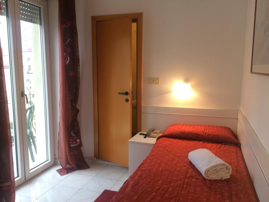 Habitación Individual con balcón y vistas parciales al mar