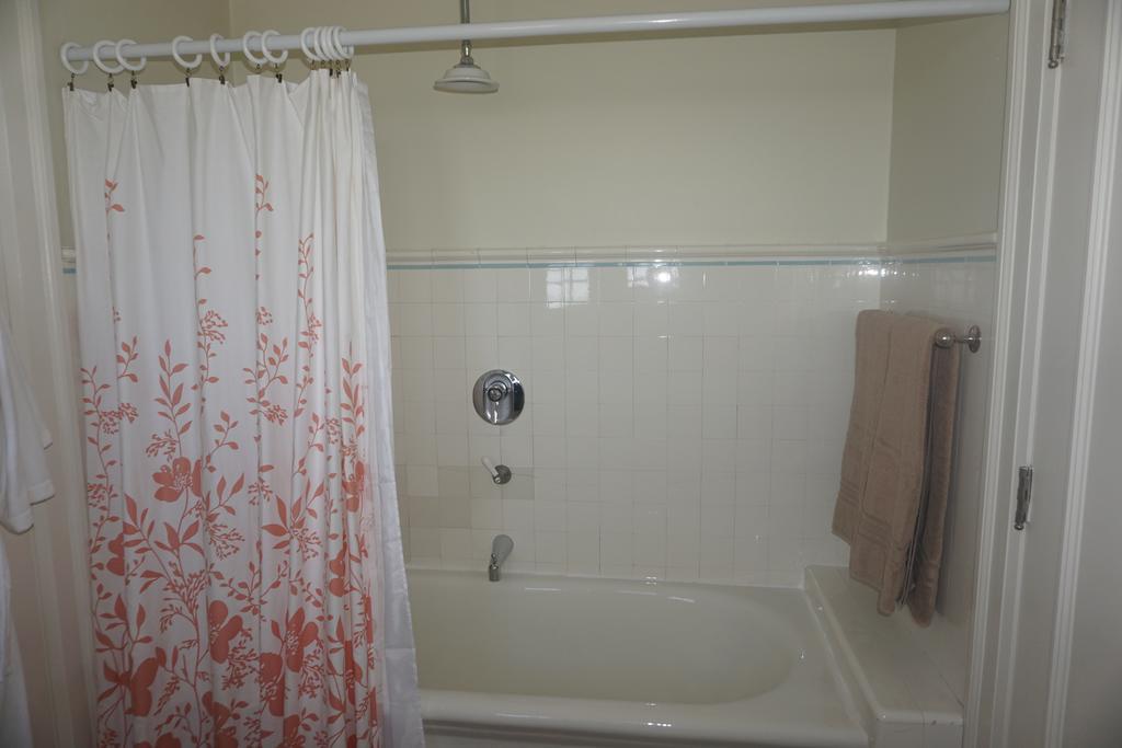 Premium Queen Room with Lake View