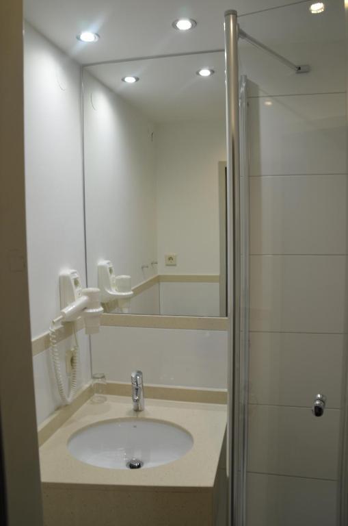 Quarto Econômico com Cama de Casal ou 2 de Solteiro