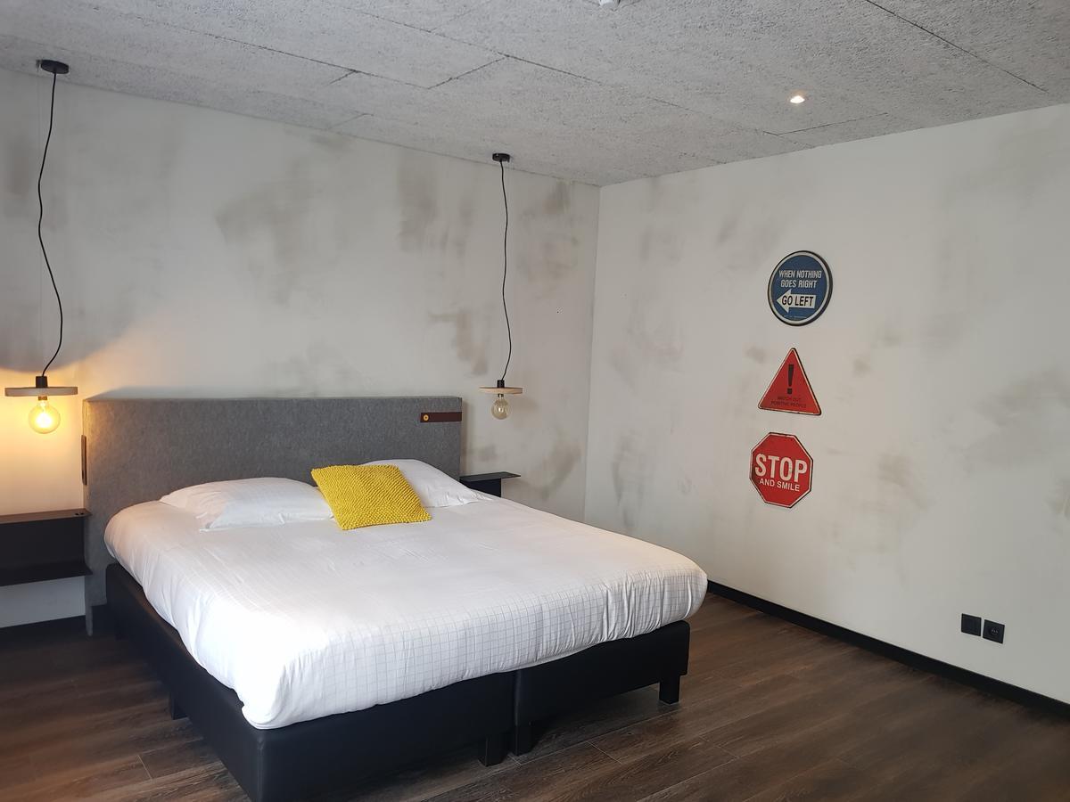 Large Room with Streetview
