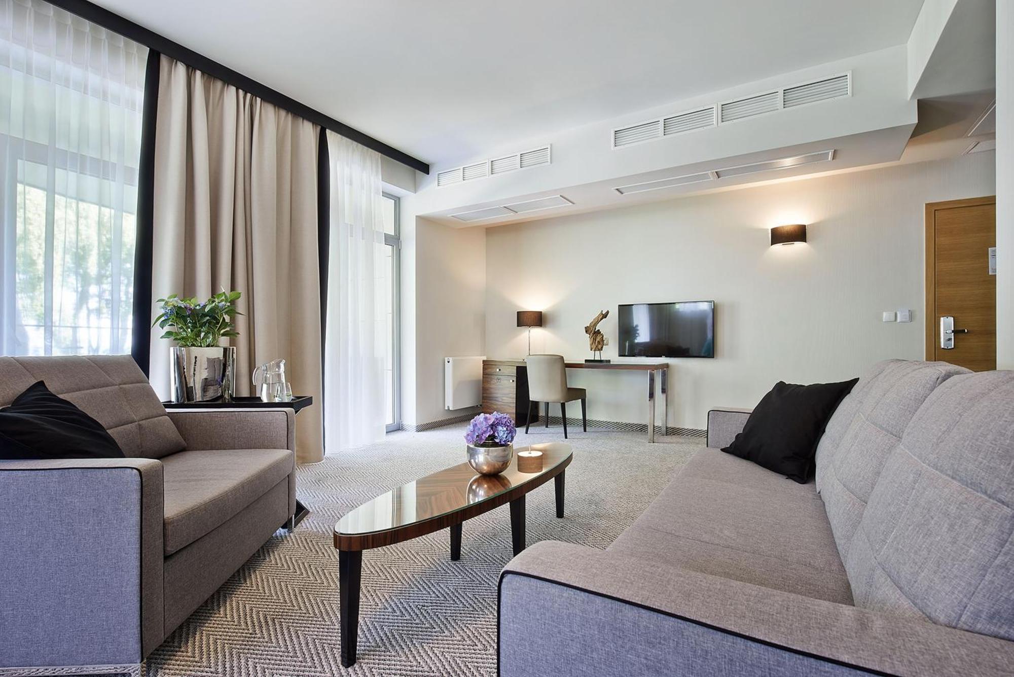 One-Bedroom Apartment with Balcony,1417267353:JPEG
