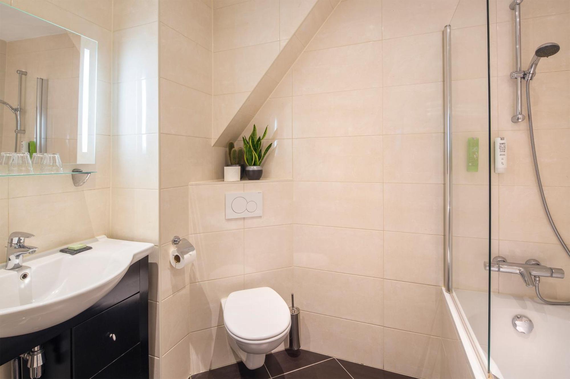 Triple three person room double bed single bed,507665889:JPEG