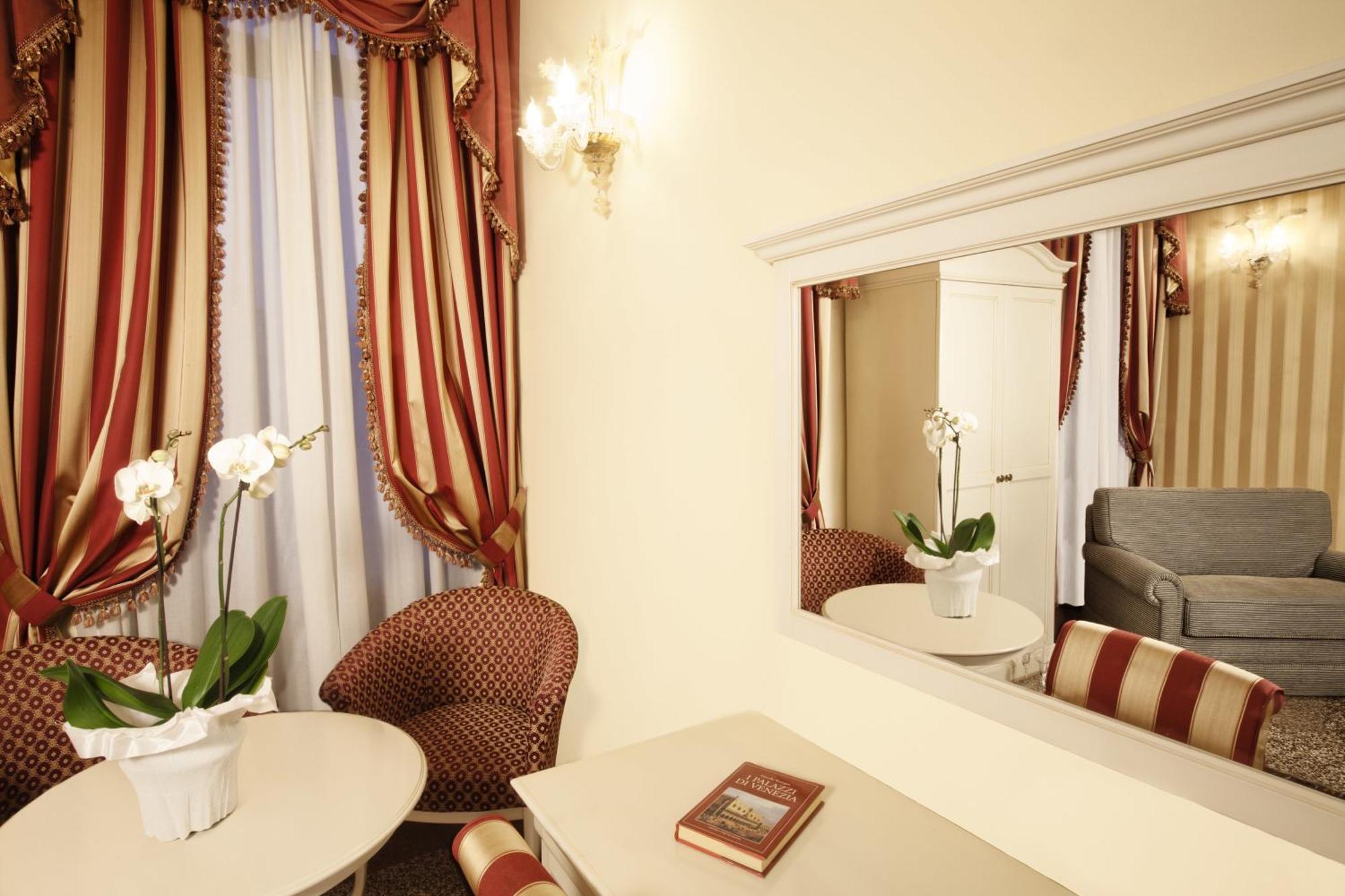 Suite,692992209:JPEG