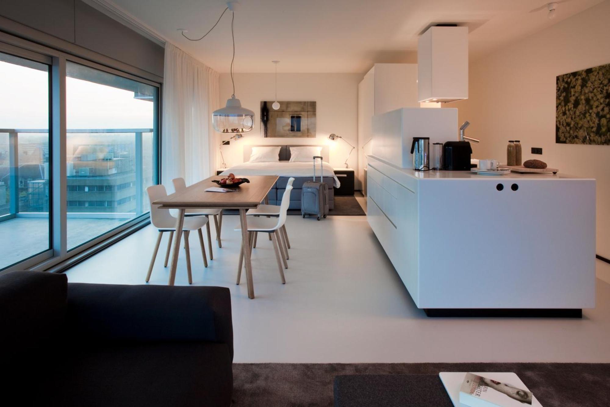 Corner Studio