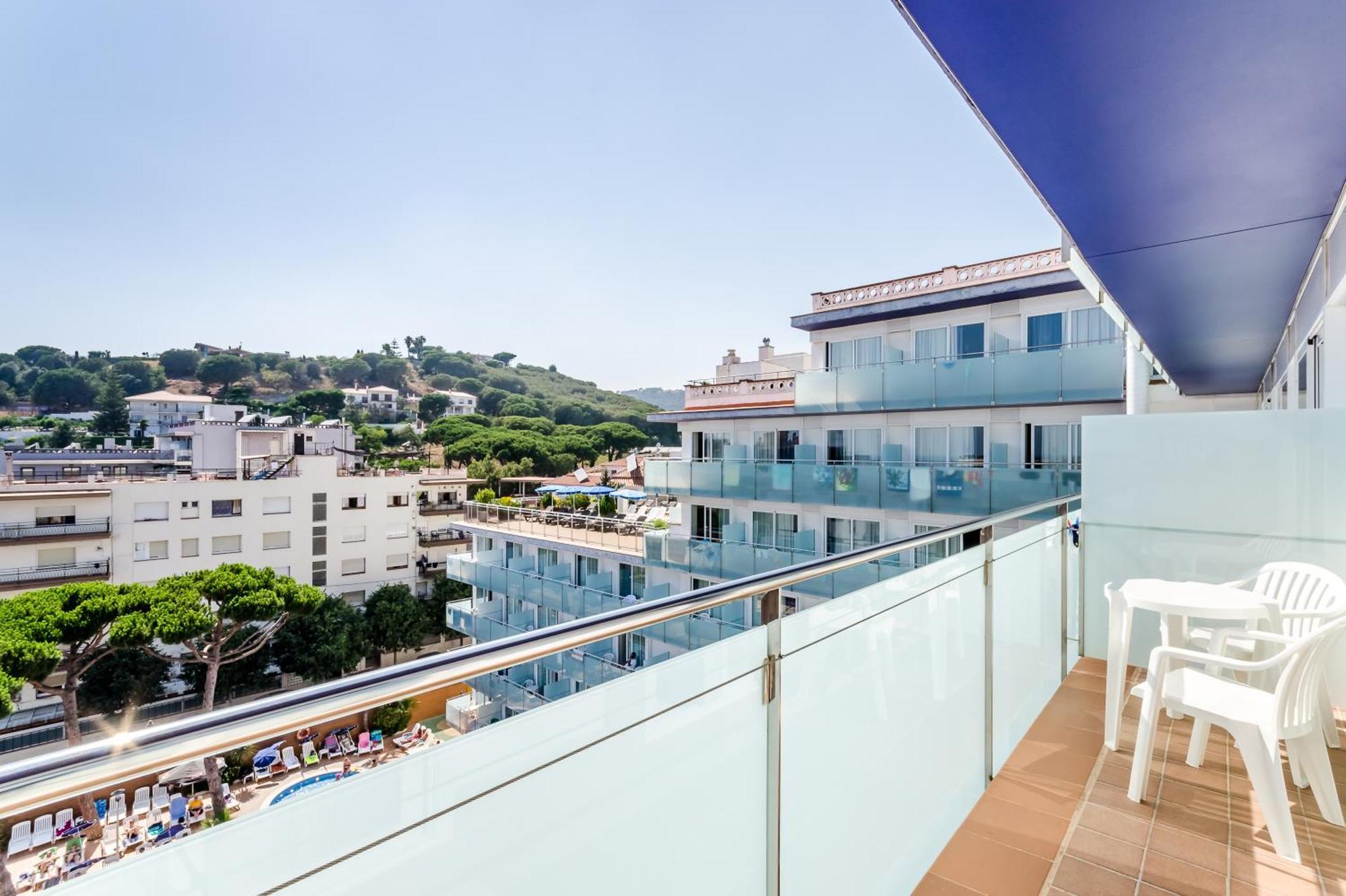 Chambre Triple – Vue sur Piscine (3 Adultes)