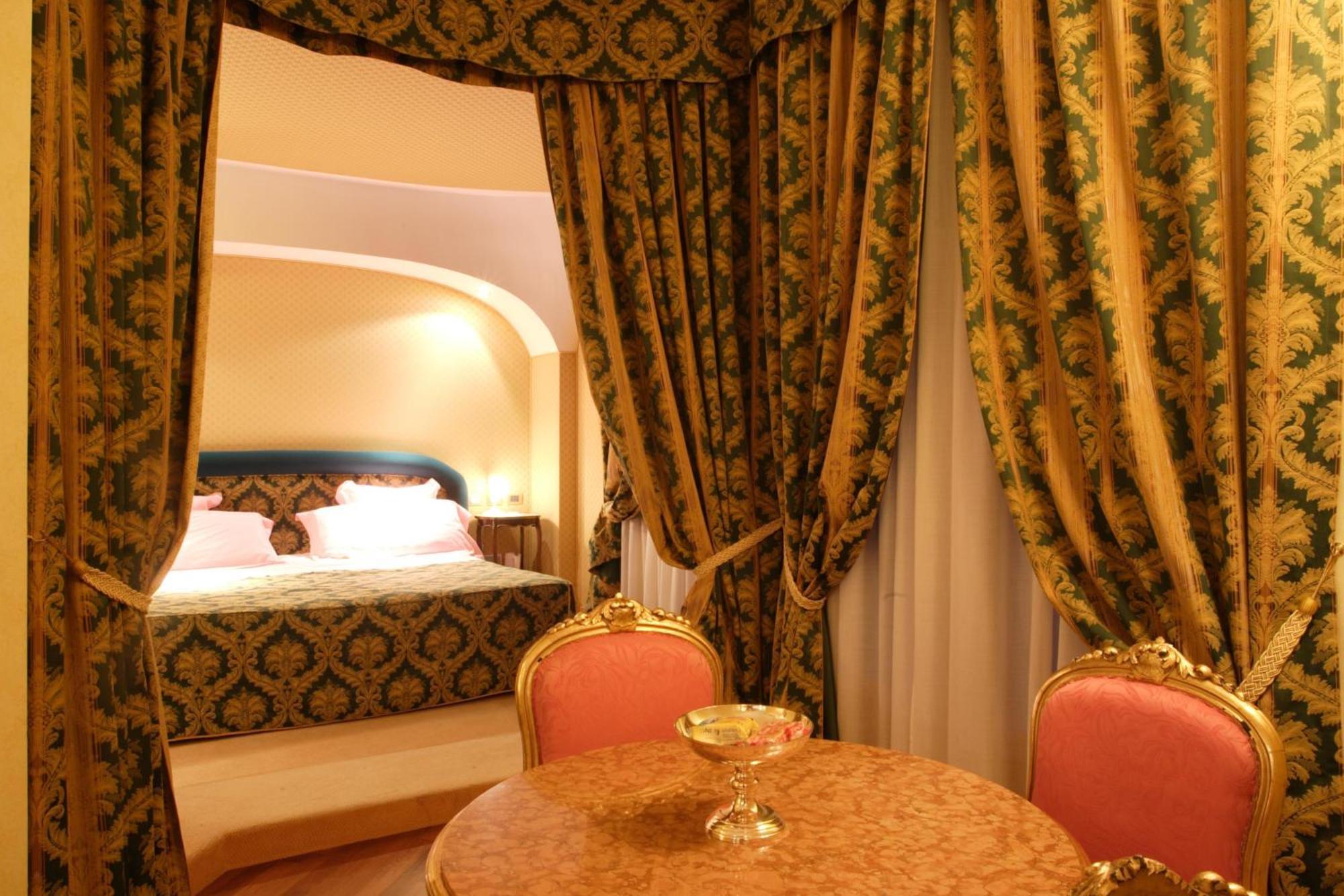 Deluxe Suite Spa Bath