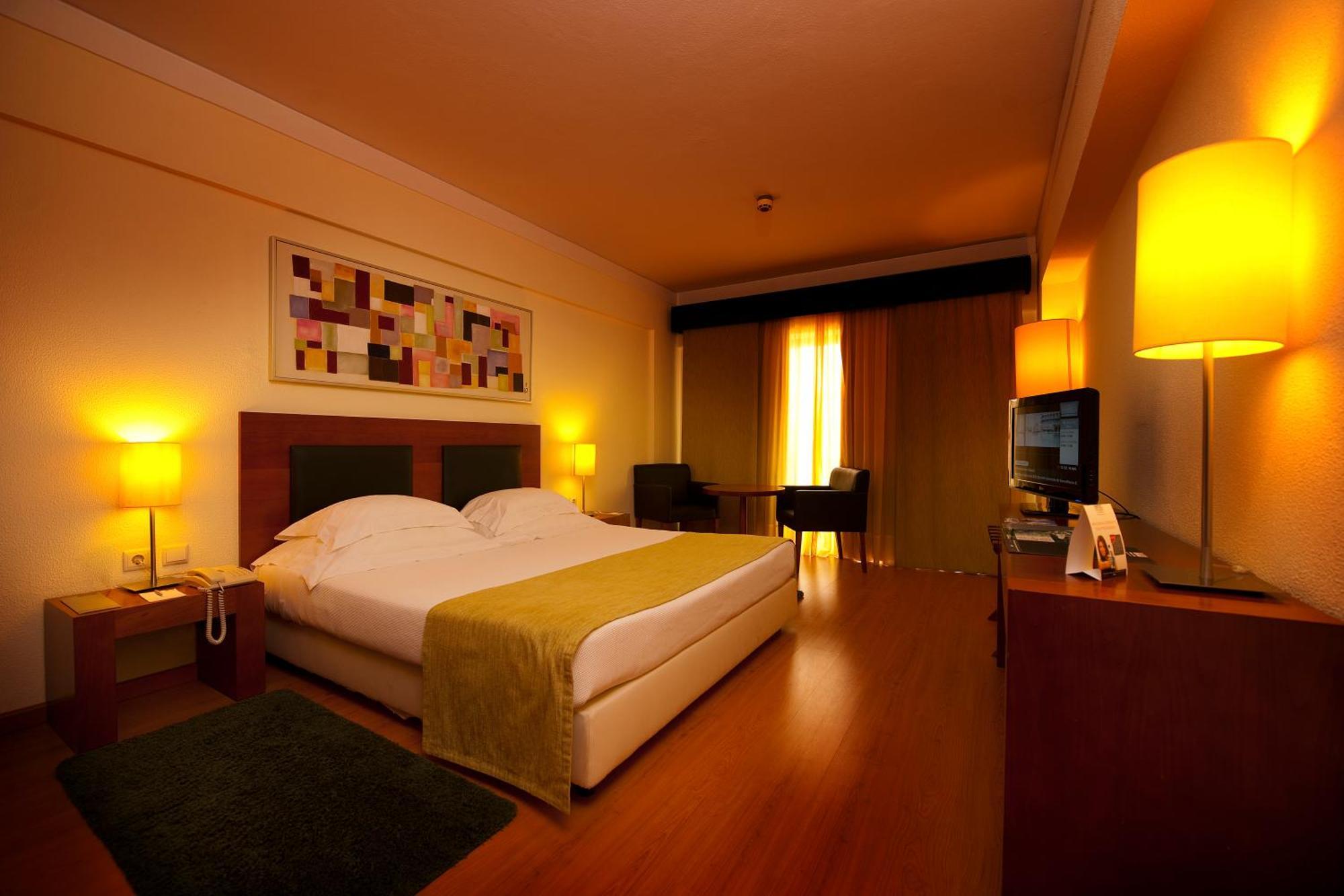 Quarto com 2 Camas de Solteiro, Vista da Piscina e Cama Extra (3 Adultos)