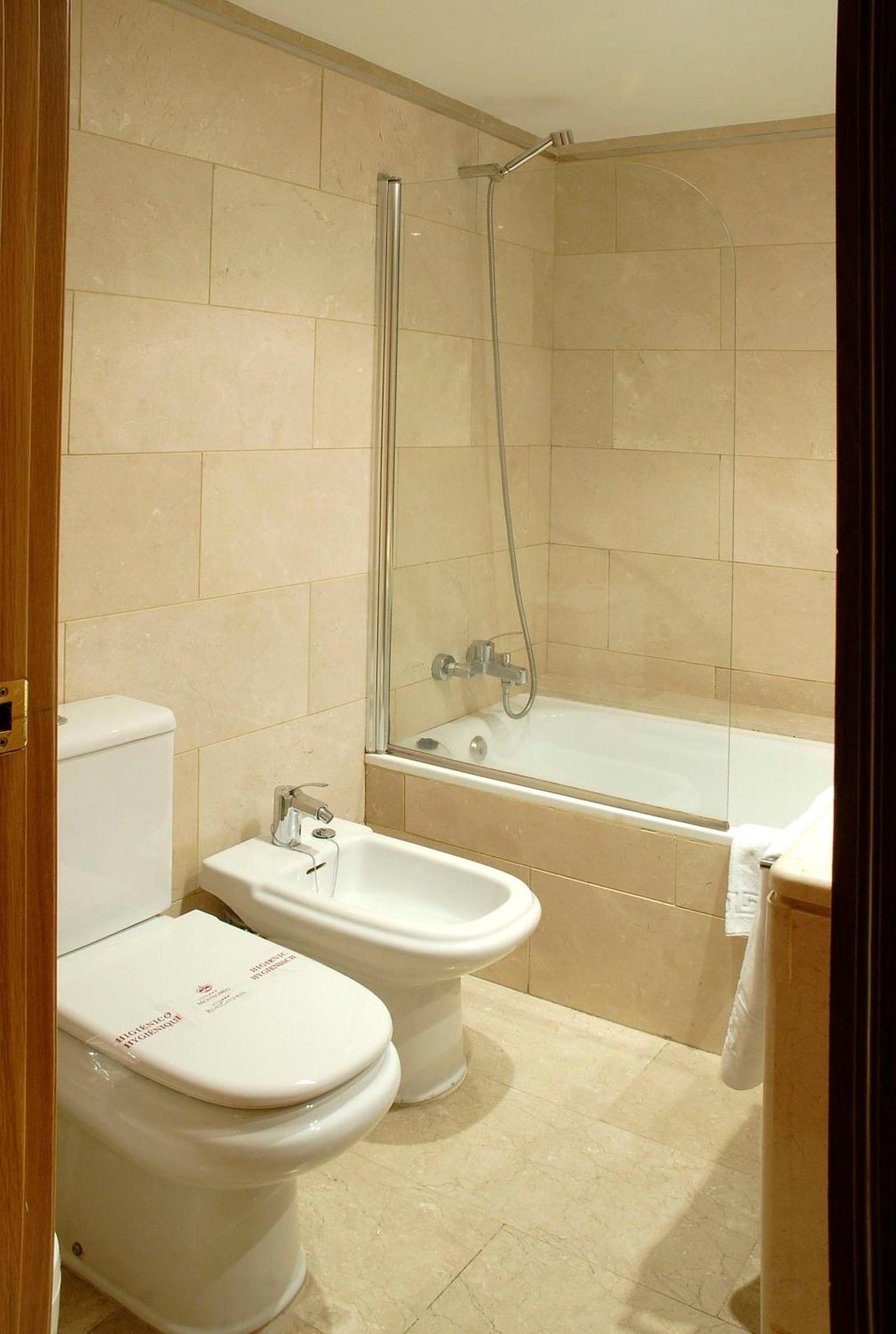 Double Room,584467809:JPEG