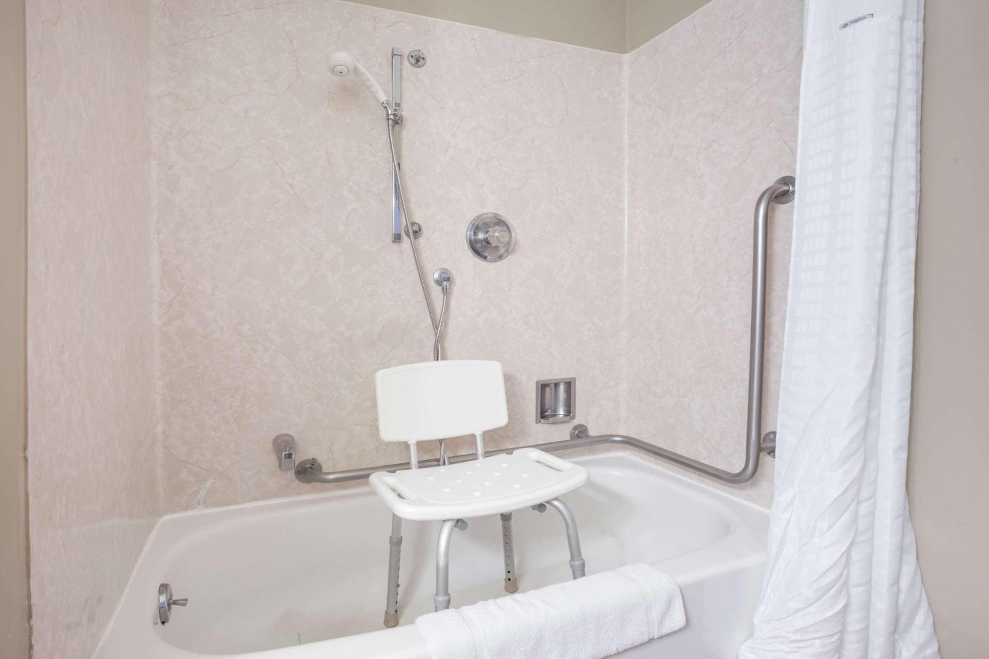 Queen Room - Disability Access - Non-Smoking,705460486:JPEG