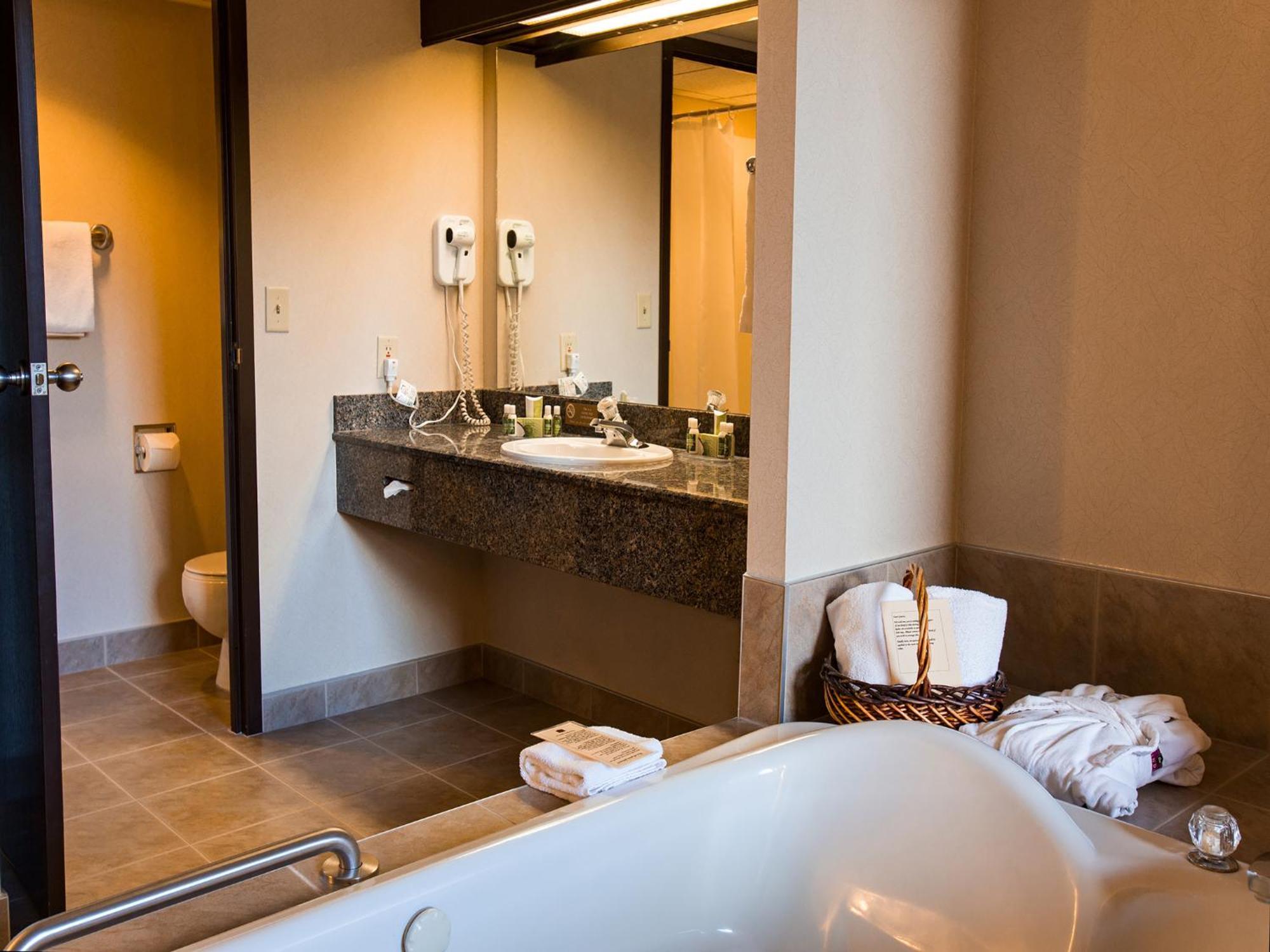 Suite mit Kingsize-Bett und Whirlpool