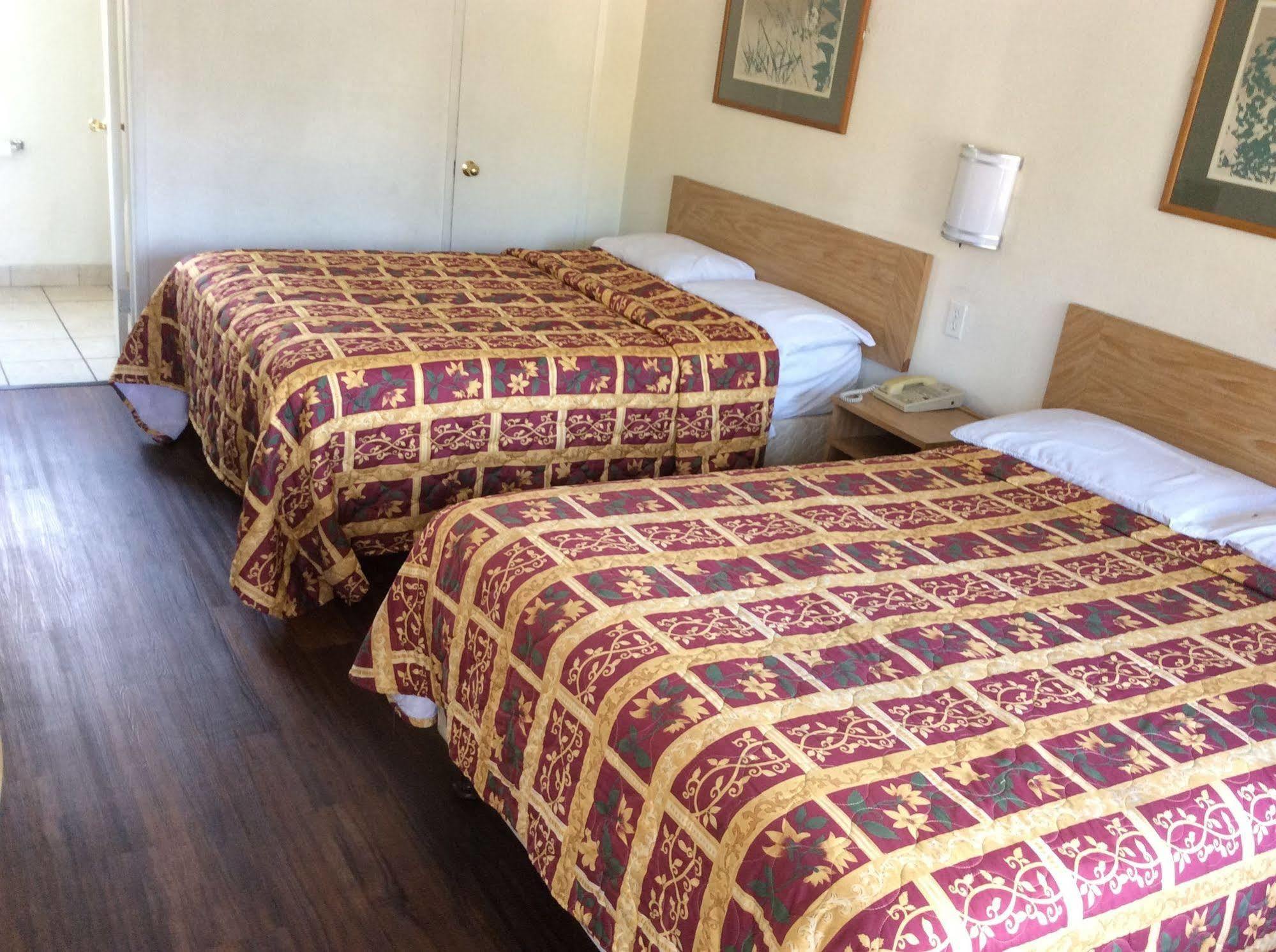 Queen Room with Two Queen Beds - Non Smoking