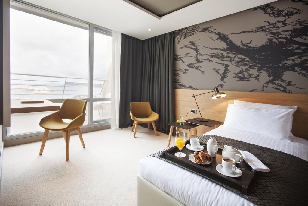 Junior Suite met Balkon en Uitzicht op Zee - Feestelijk Dinerbuffet op Oudejaarsavond