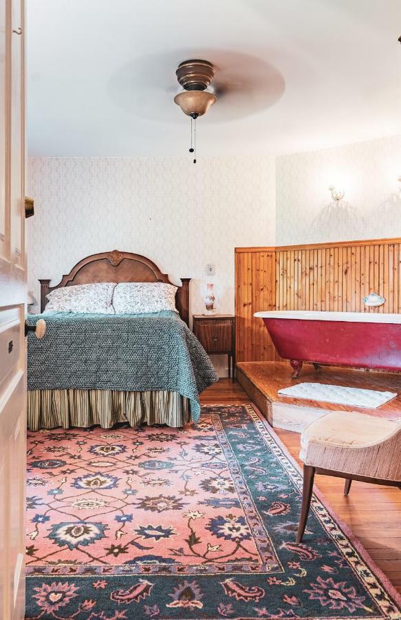 Queen Room with Garden View