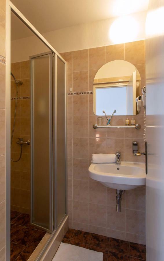 Driepersoonskamer met Badkamer