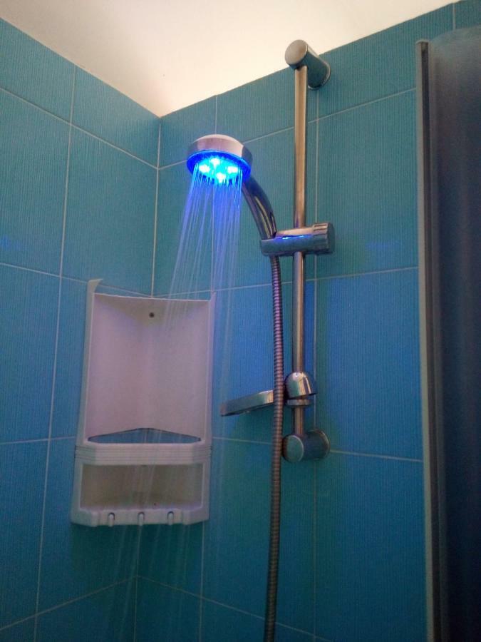 Camera Matrimoniale/Doppia con Letti Singoli con Bagno in Comune