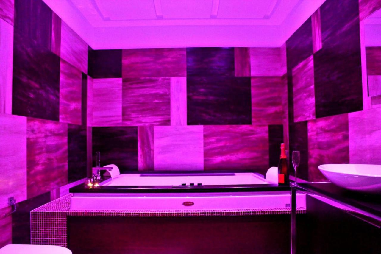 Family Room Private Bathroom