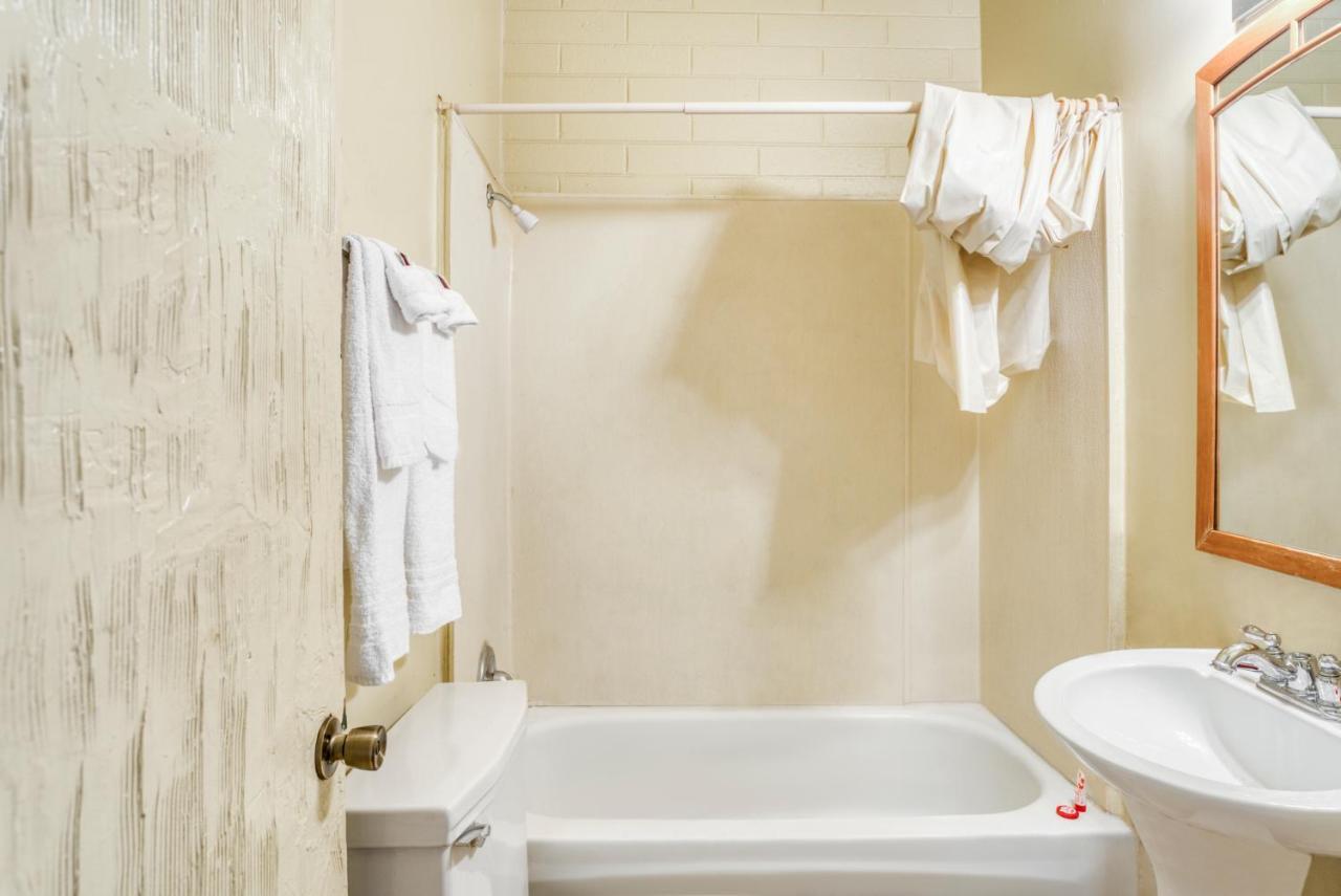 Queen Bed Non-Smoking,1459246339:JPEG