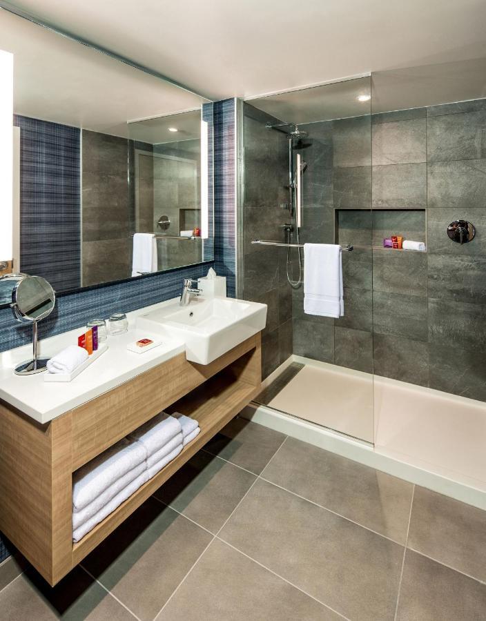 Superior King Room with Roll-In Shower City and Park View - Mobility Accessible