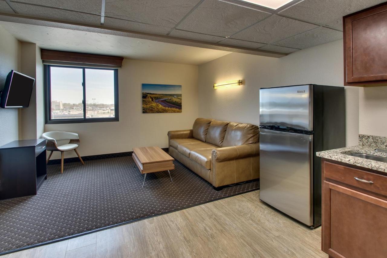 Deluxe Queen Suite