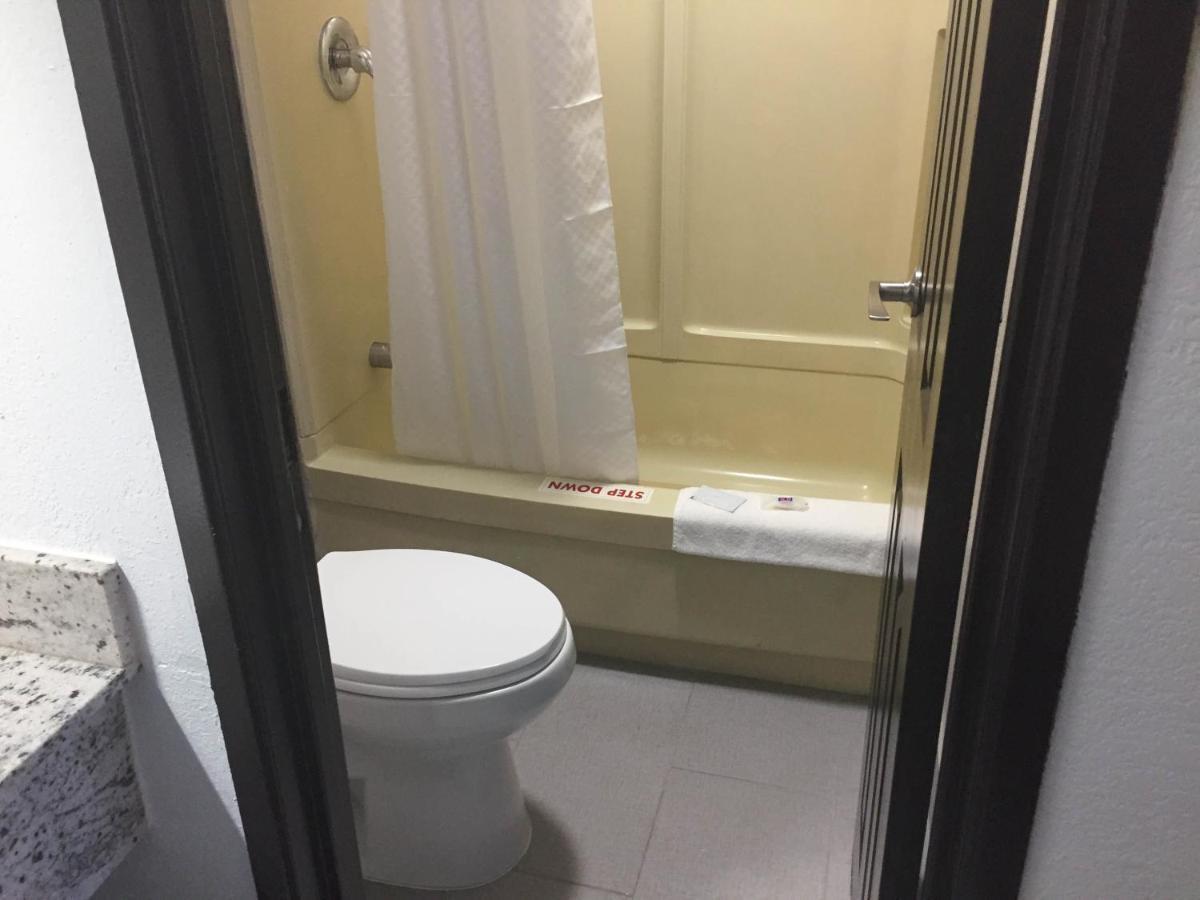 Deluxe King Room - Non-Smoking