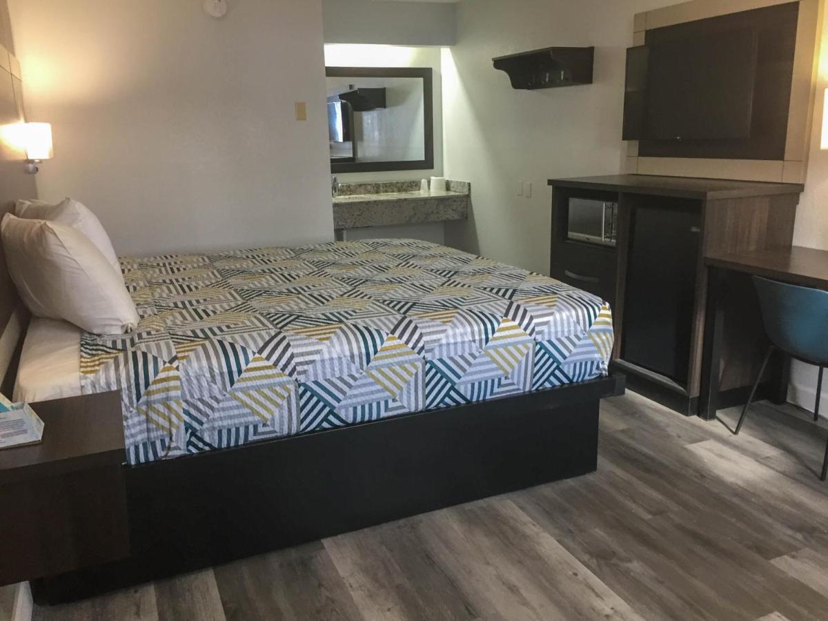 King Room with Roll-in Shower - Disability Access - Non-Smoking