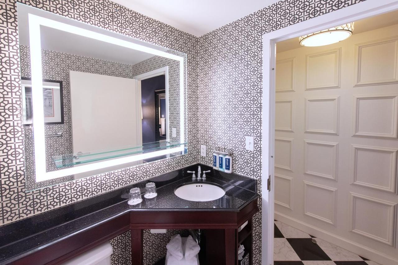 Accessible King with Roll In Shower,1275423772:JPEG