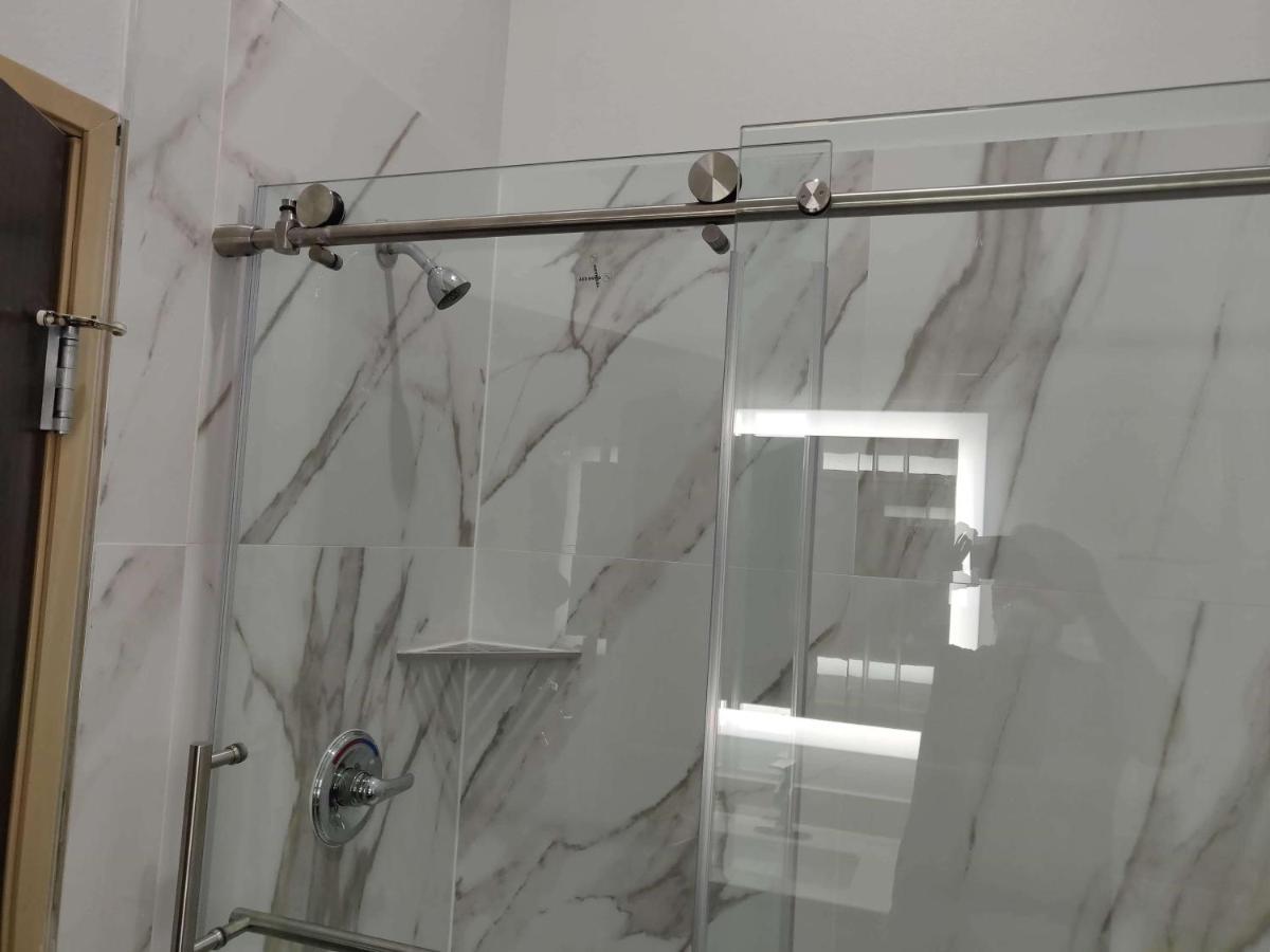 Deluxe King Room - Non-Smoking,1039803727:JPEG