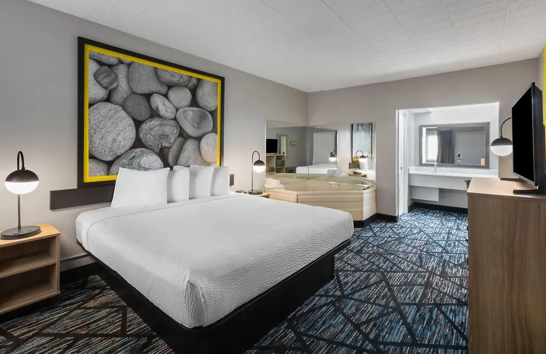 Super 8 By Wyndham Traverse City-1