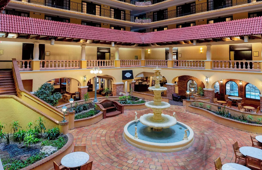 Embassy Suites By Hilton Kansas City Plaza-1