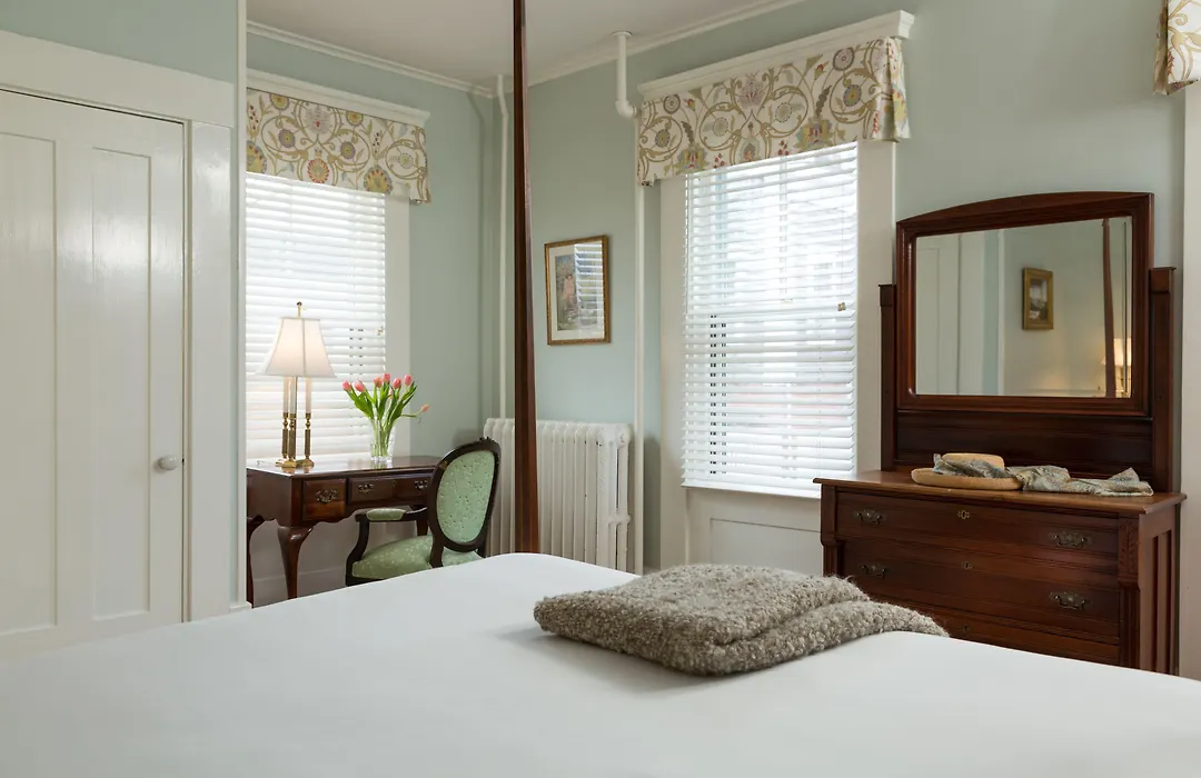 Brass Lantern Inn-1