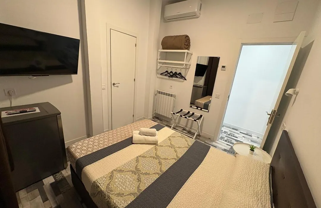 Hostal Andrea Granvia-1