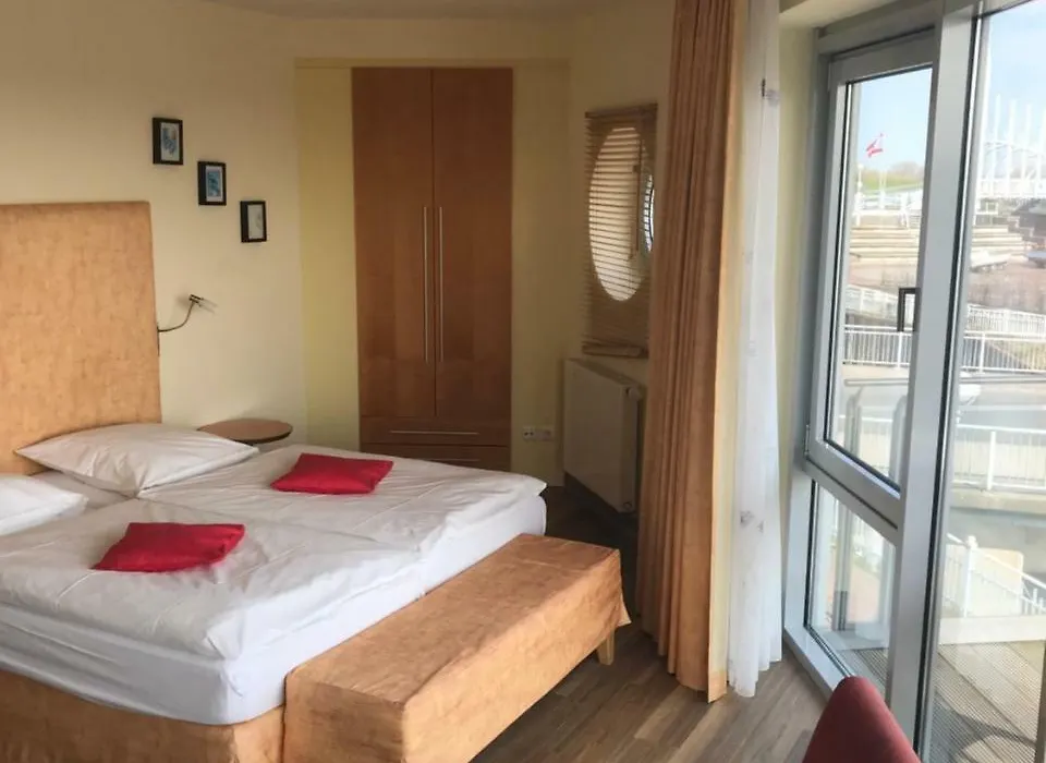 Nordseehotel Benser Hof Garni am Hafen-1