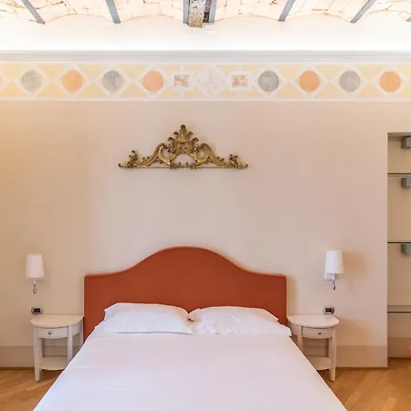 Casa Isolani Piazza Maggiore-3