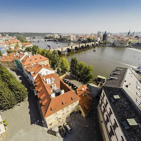 Archibald At The Charles Bridge-2
