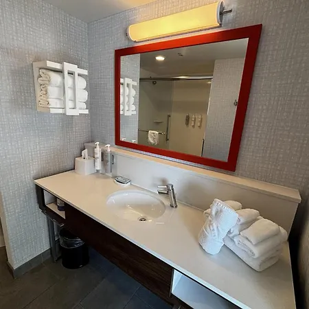 Hampton Inn & Suites Erie Bayfront-2