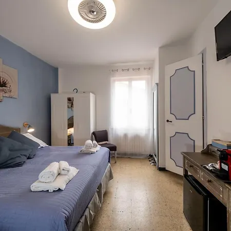 Pippo a Vernazza Rooms-3