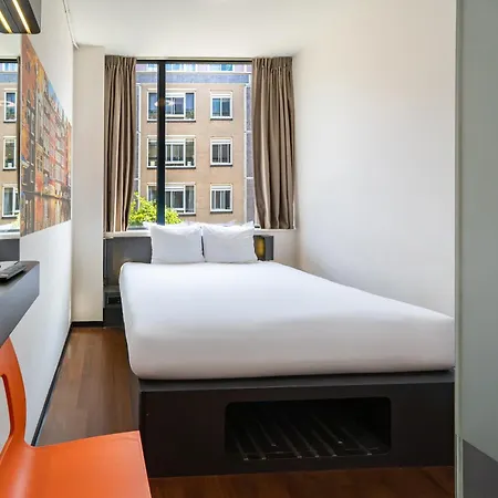 Easyhotel Amsterdam City Centre South-3