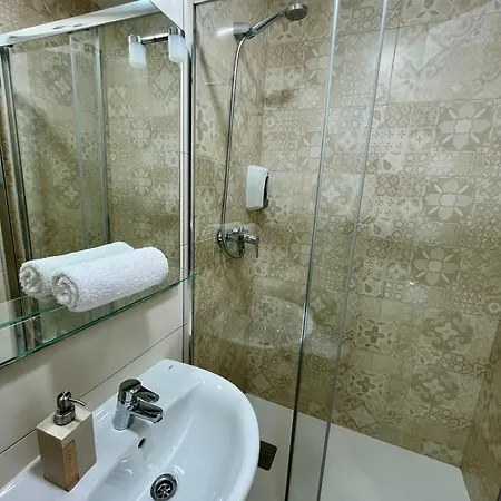 Hostal Andrea Granvia-3