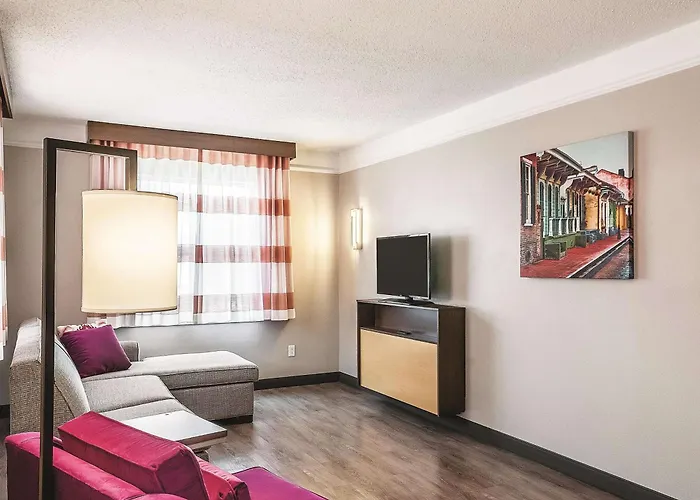 La Quinta Inn & Suites By Wyndham New Orleans Downtown