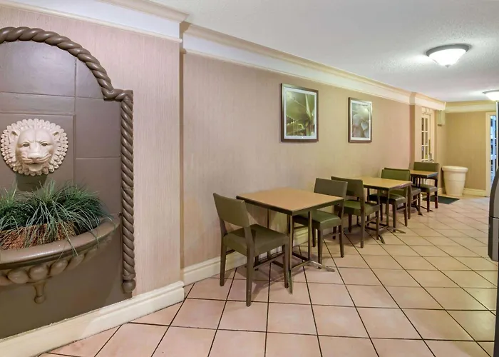 La Quinta Inn By Wyndham San Antonio Market Square