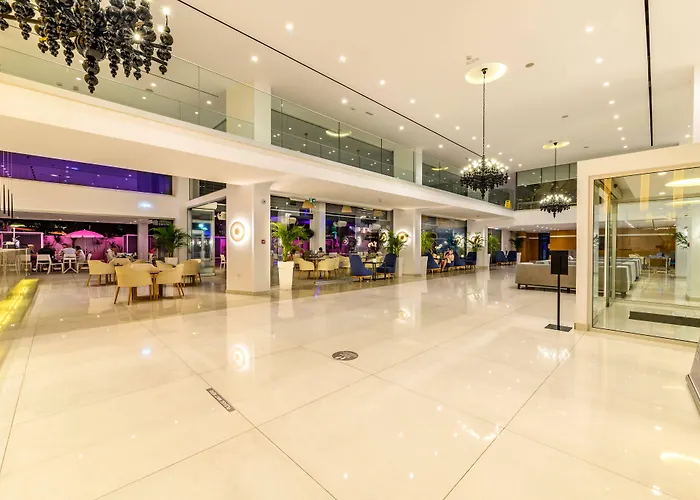 Seasons Hotel (Adults Only)