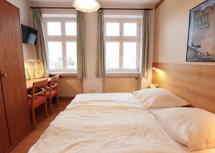 An der Persiluhr Stadt-gut-Hotel