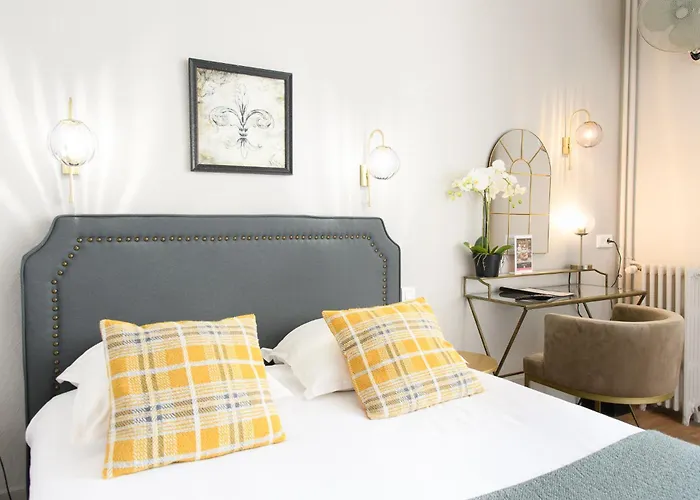 A L'Hotel Des Roys