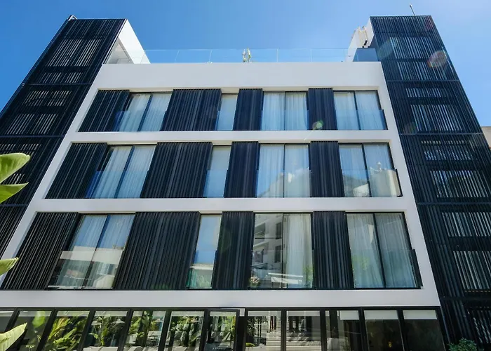 Azuline Hotel M