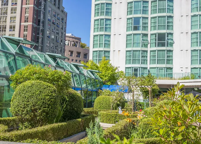 Rosedale On Robson Suite Hotel